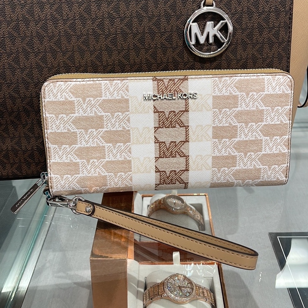 MICHAEL KORS Leather Continental Phone Holder Wristlet Wallet
Camel
NWT - Picture 14 of 16